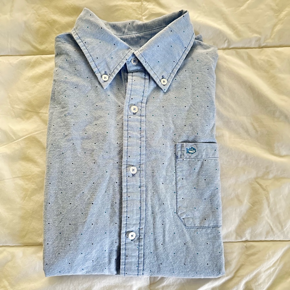 SOUTHERN TIDE: Oxford
Blue w/ Microscopic Navy Pinpoints
Men’s Medium Trim Fit